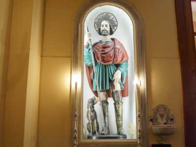 In tutta questa �modernit�� fa eccezione la statua di San Rocco...